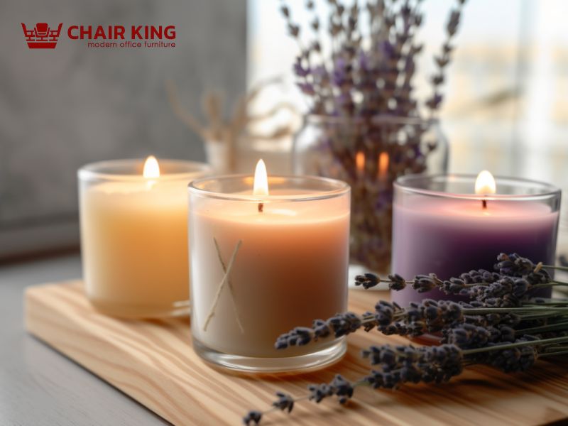 Sử dụng nến thơm để khử mùi khó chịu của ghế sofa