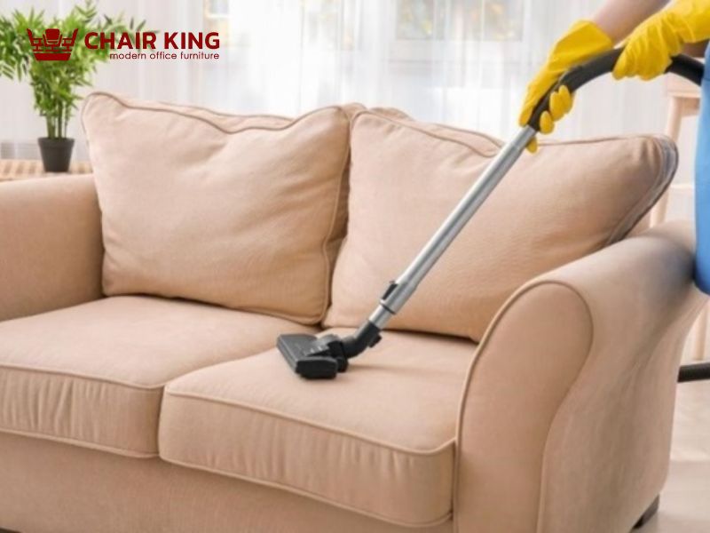 Vệ sinh ghế sofa thường xuyên tránh mùi hôi