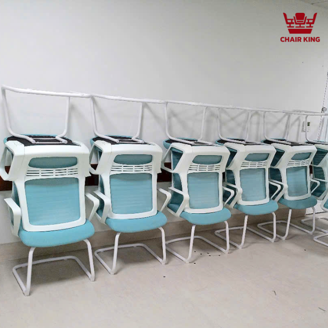 Ghế phòng họp lưng lưới xanh thuộc dự án Chairking bàn giao ghế phòng họp